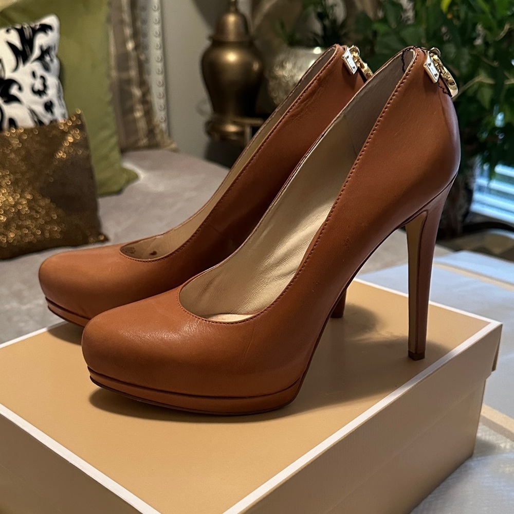 Michael, Michael Kors Heels in a Rich Tan Leather with Gold Metal Logo.